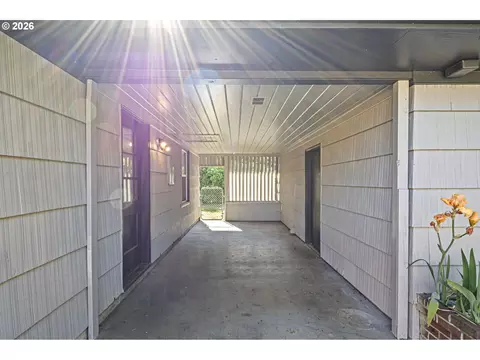 Exterior - 1008 Coburg Rd, Eugene, OR 97401 photo 7 of 15