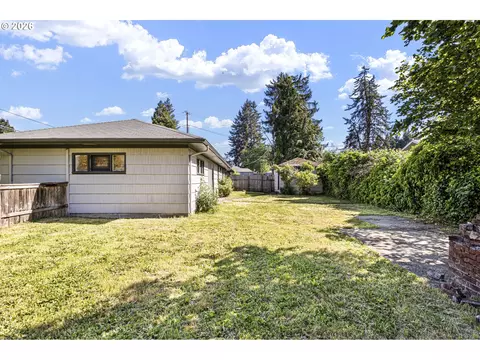 Exterior - 1008 Coburg Rd, Eugene, OR 97401 photo 12 of 15