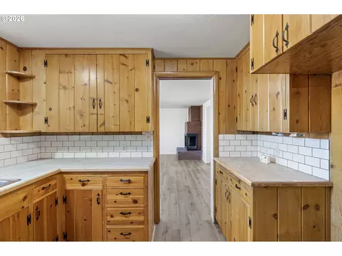 Kitchen - 1008 Coburg Rd, Eugene, OR 97401 photo 4 of 5