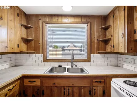 Kitchen - 1008 Coburg Rd, Eugene, OR 97401 photo 2 of 5