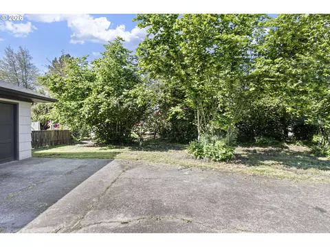 Exterior - 1008 Coburg Rd, Eugene, OR 97401 photo 8 of 15