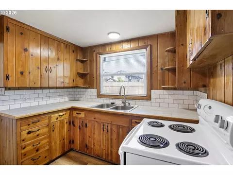 Kitchen - 1008 Coburg Rd, Eugene, OR 97401 photo 3 of 5