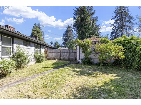 Exterior - 1008 Coburg Rd, Eugene, OR 97401 photo 14 of 15