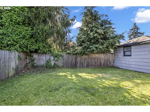 Exterior - 1008 Coburg Rd, Eugene, OR 97401 photo 4 of 15