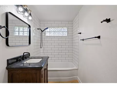 Bath - 1008 Coburg Rd, Eugene, OR 97401 photo 2 of 2