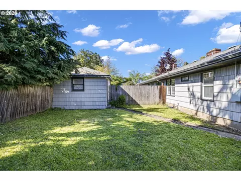 Exterior - 1008 Coburg Rd, Eugene, OR 97401 photo 6 of 15