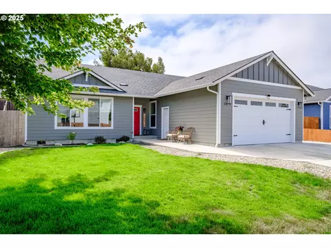 1879 Steelhead St, North Bend, OR 97459