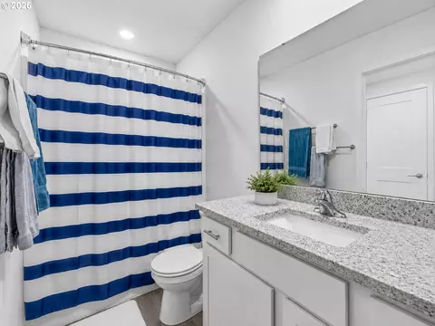 Bath - 4228 SW Phyllis Ave, Gresham, OR 97080 photo 2 of 2