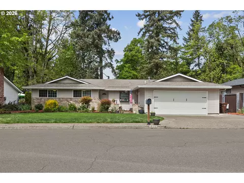 6777 Oakridge Dr, Gladstone, OR 97027