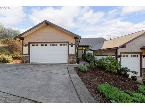 1556 NE Kennedy Loop Dr, Roseburg, OR 97470