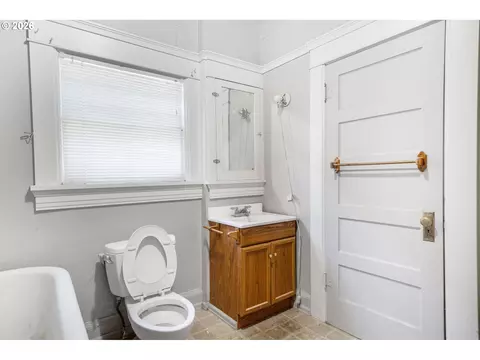 Bath - 1258 Washington St, Eugene, OR 97401 photo 1 of 1