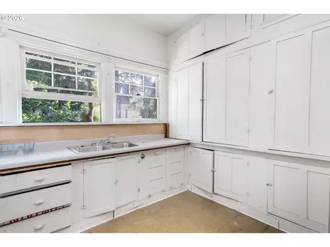 Kitchen - 1258 Washington St, Eugene, OR 97401 photo 1 of 2