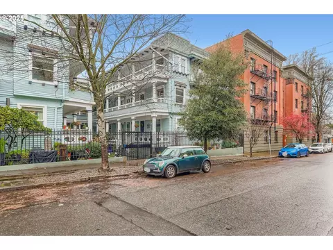 2127 NW Irving St #202, Portland, OR 97210