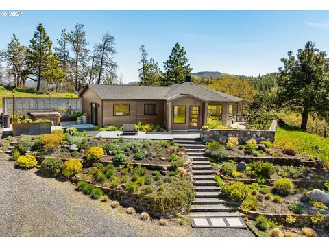 1025 Morgensen Rd, Mosier, OR 97040