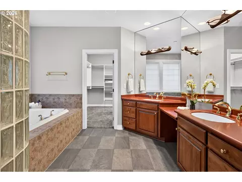 Bath - 4306 SE Augusta Loop, Gresham, OR 97080 photo 2 of 7