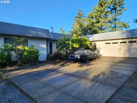 1087 Lakeshore Dr, Port Orford, OR 97465