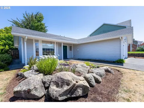 1943 Arthur St, North Bend, OR 97459