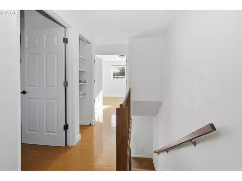 Entry Way - 1438 Quaker St, Eugene, OR 97402 photo 3 of 4