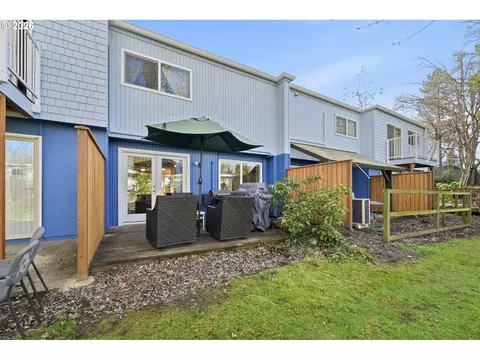 Exterior - 1438 Quaker St, Eugene, OR 97402 photo 5 of 9