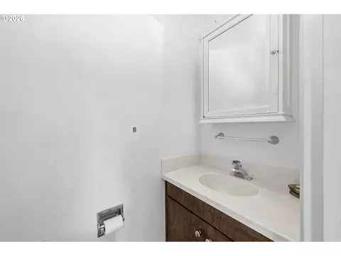 Bath - 1438 Quaker St, Eugene, OR 97402 photo 1 of 5