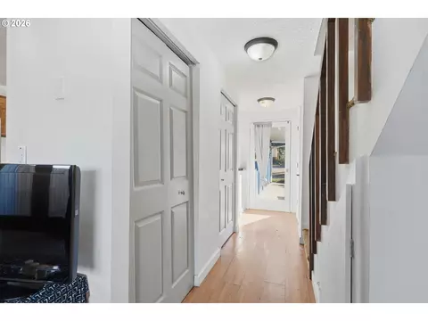 Entry Way - 1438 Quaker St, Eugene, OR 97402 photo 1 of 4