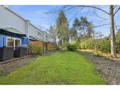 Exterior - 1438 Quaker St, Eugene, OR 97402 photo 6 of 9