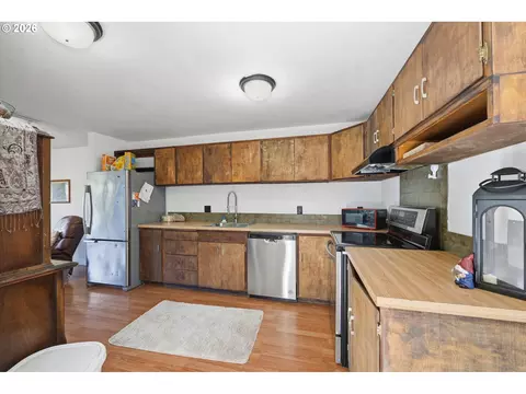 Kitchen - 1438 Quaker St, Eugene, OR 97402 photo 1 of 5
