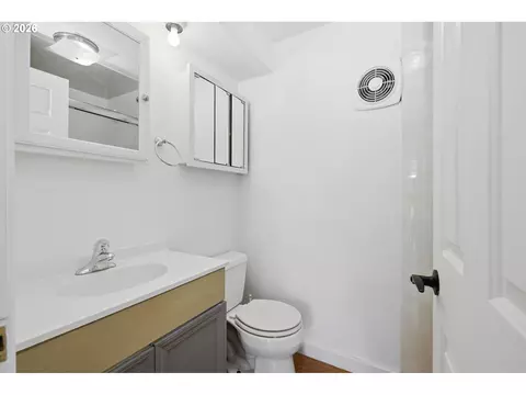 Bath - 1438 Quaker St, Eugene, OR 97402 photo 3 of 5