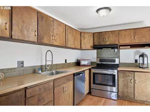 Kitchen - 1438 Quaker St, Eugene, OR 97402 photo 3 of 5