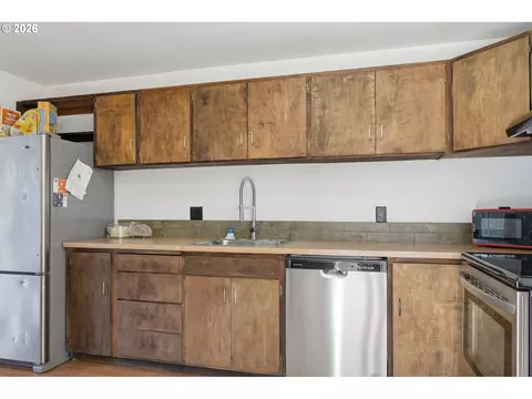 Kitchen - 1438 Quaker St, Eugene, OR 97402 photo 2 of 5