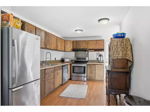 Kitchen - 1438 Quaker St, Eugene, OR 97402 photo 4 of 5