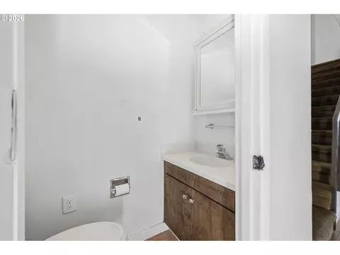 Bath - 1438 Quaker St, Eugene, OR 97402 photo 2 of 5