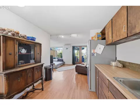 Kitchen - 1438 Quaker St, Eugene, OR 97402 photo 5 of 5