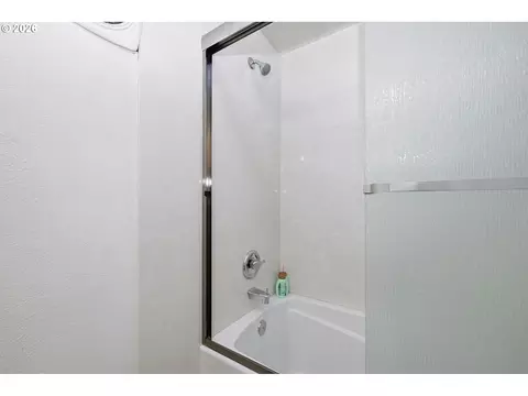 Bath - 1438 Quaker St, Eugene, OR 97402 photo 5 of 5