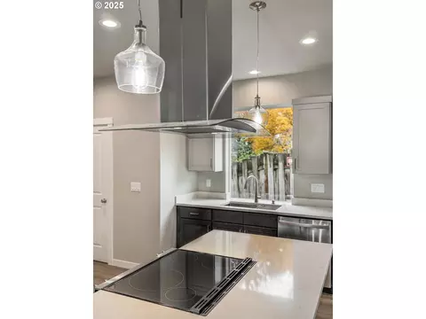 Kitchen - 185 NW Mawrcrest Ave, Gresham, OR 97030 photo 4 of 7