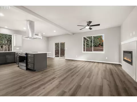 Living - 185 NW Mawrcrest Ave, Gresham, OR 97030 photo 1 of 2