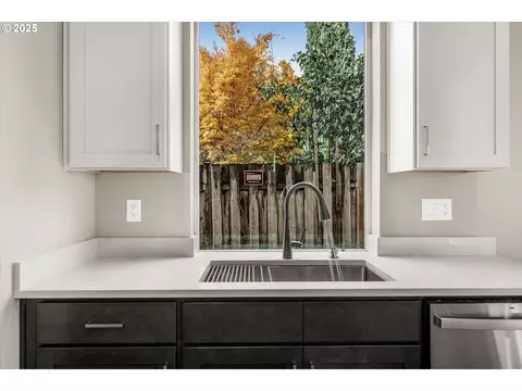 Kitchen - 185 NW Mawrcrest Ave, Gresham, OR 97030 photo 5 of 7
