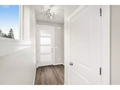 Entry Way - 185 NW Mawrcrest Ave, Gresham, OR 97030 photo 1 of 2