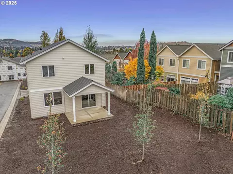 Exterior - 185 NW Mawrcrest Ave, Gresham, OR 97030 photo 2 of 3