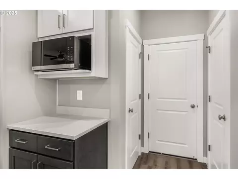 Entry Way - 185 NW Mawrcrest Ave, Gresham, OR 97030 photo 2 of 2