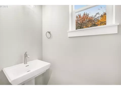 Bath - 185 NW Mawrcrest Ave, Gresham, OR 97030 photo 1 of 1