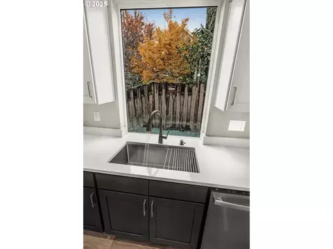 Kitchen - 185 NW Mawrcrest Ave, Gresham, OR 97030 photo 6 of 7