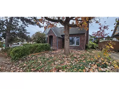 5836 NE Halsey St, Portland, OR 97213