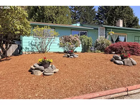 Exterior - 1504 NE Village Squire Ct, Gresham, OR 97030 photo 14 of 16
