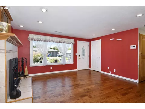 Living - 1504 NE Village Squire Ct, Gresham, OR 97030 photo 2 of 6