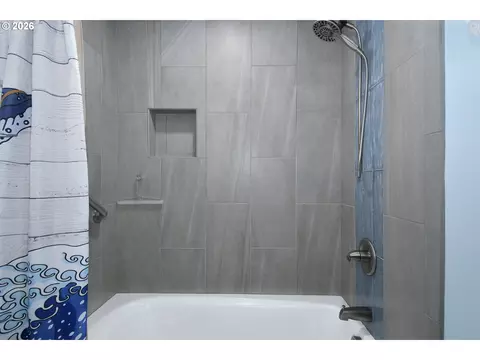 Bath - 1504 NE Village Squire Ct, Gresham, OR 97030 photo 2 of 5