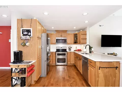 Kitchen - 1504 NE Village Squire Ct, Gresham, OR 97030 photo 2 of 4