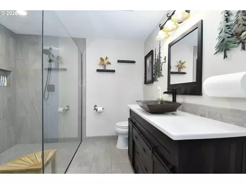 Bath - 1504 NE Village Squire Ct, Gresham, OR 97030 photo 3 of 5