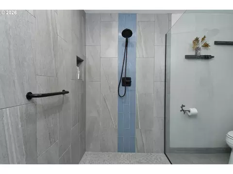 Bath - 1504 NE Village Squire Ct, Gresham, OR 97030 photo 5 of 5