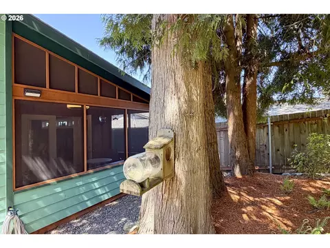 Exterior - 1504 NE Village Squire Ct, Gresham, OR 97030 photo 5 of 16